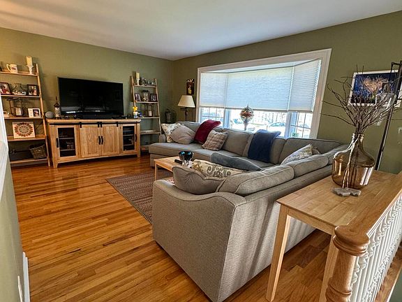3rd image of 448 Bradford Ave