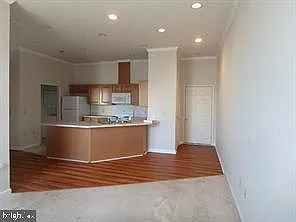 2 bed, 1.0 bath, 921 sqft, $1,300 — Photo 3