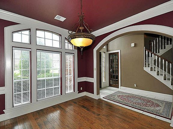 Elegant, bright & roomy dining for entertaining friends & family during formal or informal events.