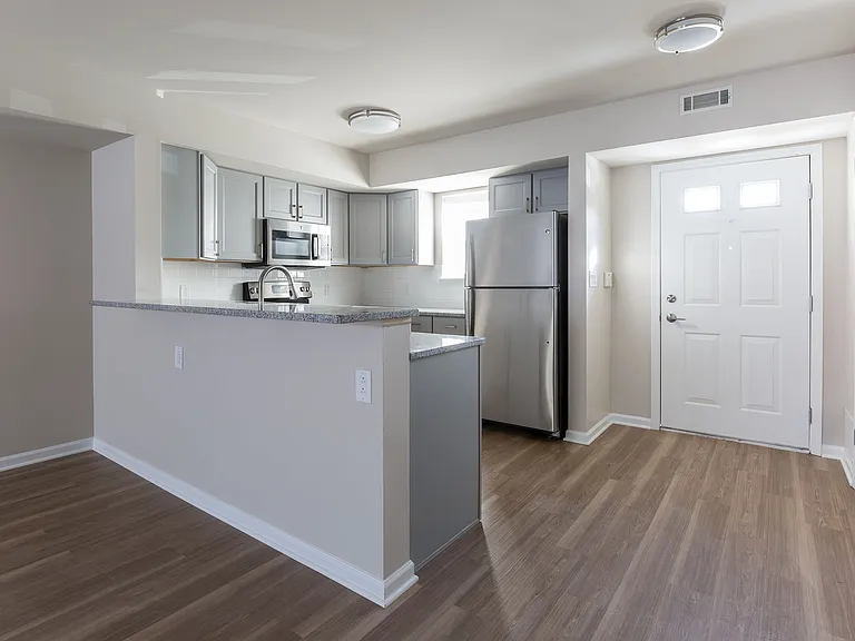 200 East Avenue Apartments and Townhomes — Photo 12