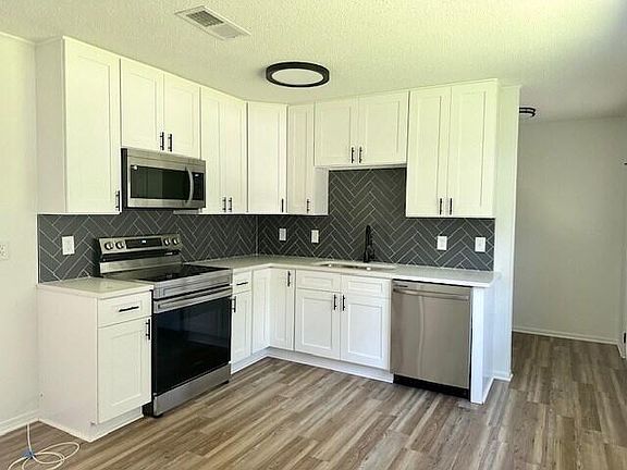 2nd image of 811 Lakewood Dr