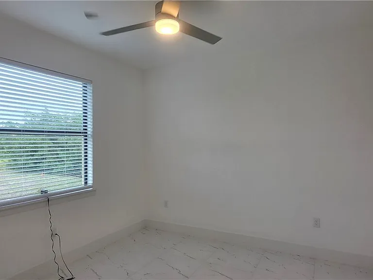 927 Chenault St — Photo 14