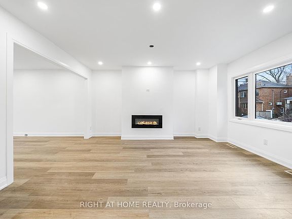 4th image of 147 Forman Ave