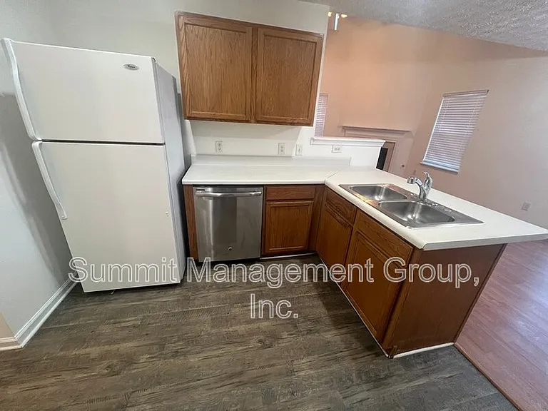 2810 Lakeside Cir — Photo 7