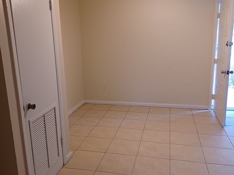Dinning room with ceiling fan that cools the entire dinning and living room area.