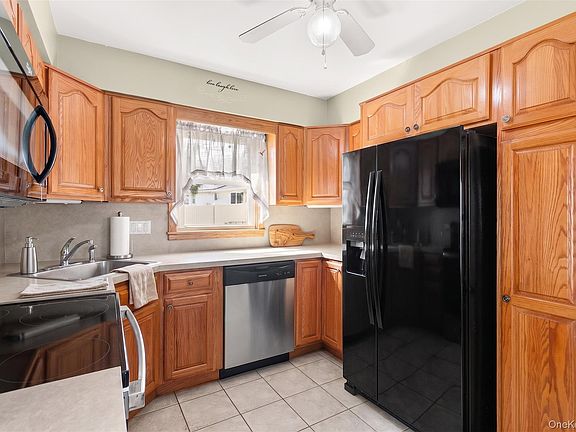 3rd image of 4 Erlwein Court