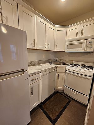4th image of 546 W 50th St #1RE