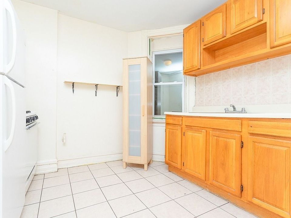 1st image of 624 Saint Johns Pl #3