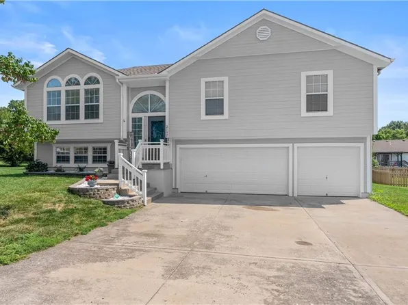 2102 Grant Cir, Greenwood, MO 64034