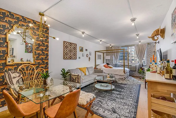 Rented by PocketBroker Inc | media 3