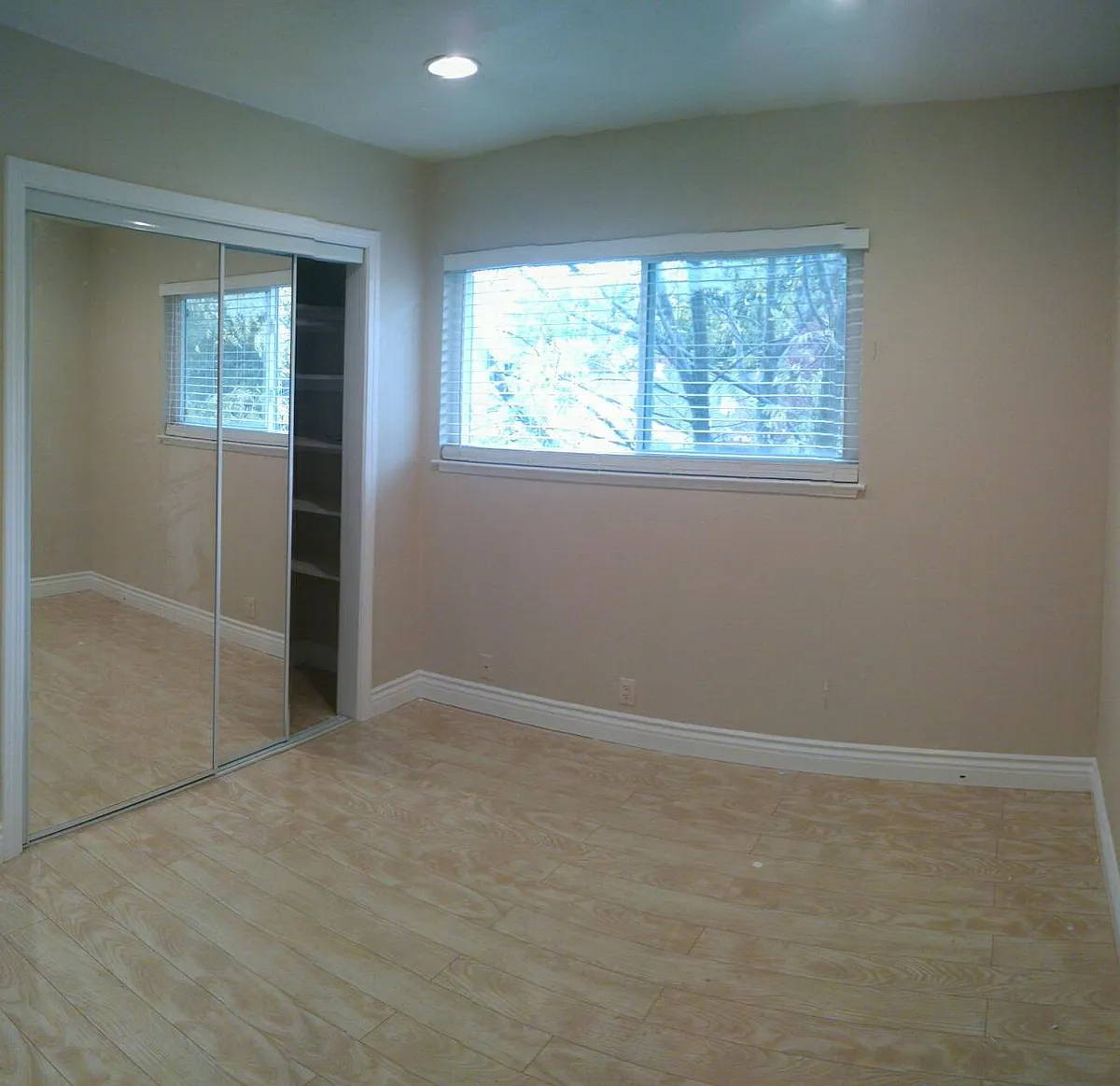 Building Photo - 446 Roosevelt Ave #2