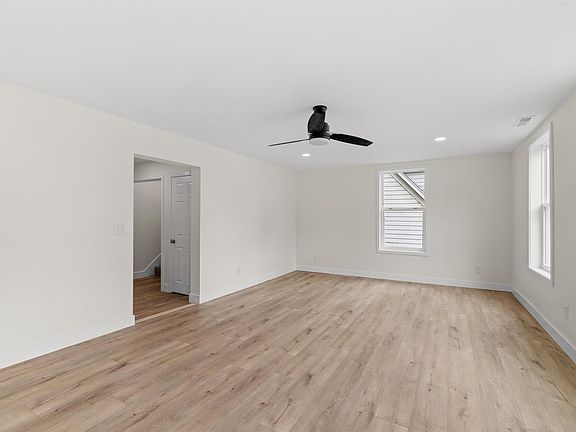 3rd image of 548 Walnut St