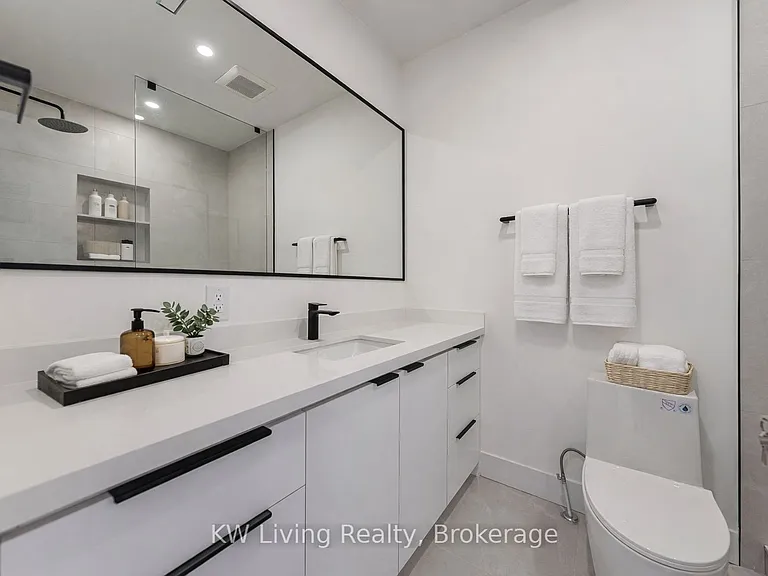 712 Eglinton Ave E — Photo 5