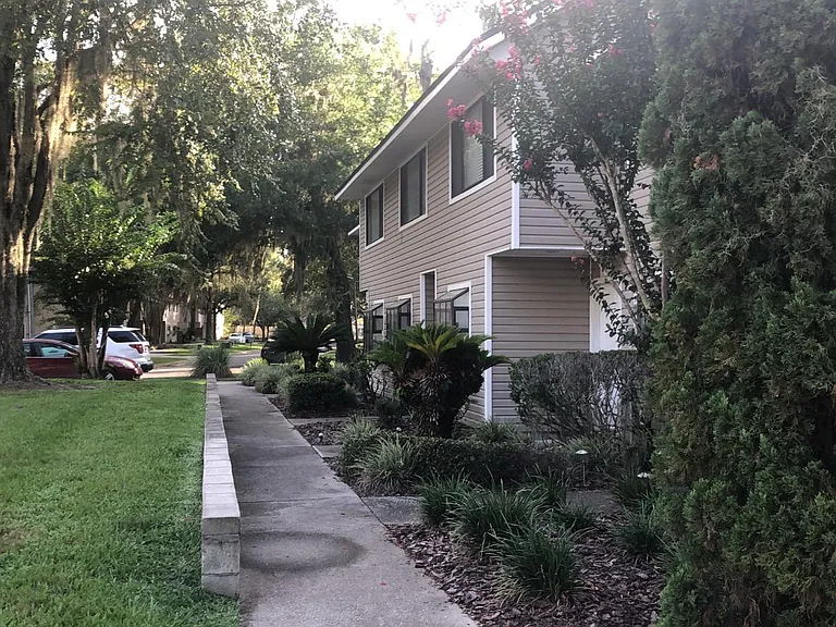 807 SW 60th Ter — Photo 1