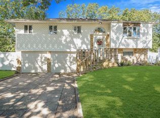 16 Wayside Ln, Smithtown, NY 11787