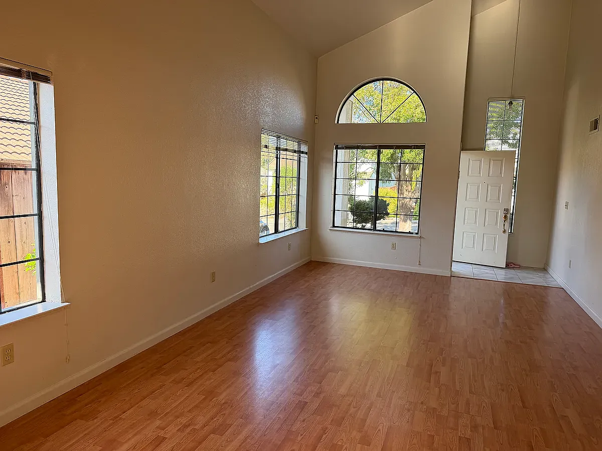 5559 Cerro Norte Dr — Photo 2