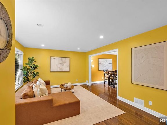 5th image of 550 W Englewood Ave