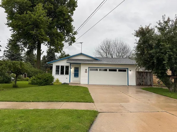 1743 Johnston DRIVE, Manitowoc, WI 54220