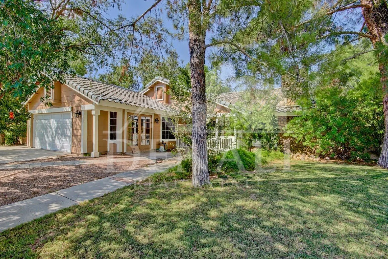 3 bed, 2.0 bath, 1882 sqft, $2,695 — Photo 2