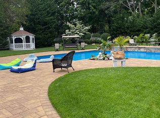 18 Lark Ln, East Northport, NY 11731