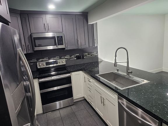 4th image of 4252 Van Dyke Ave #2