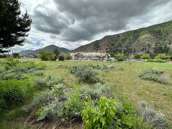 5th image of 910 N Main St