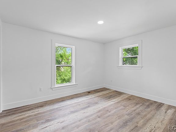 5th image of 138 E Robinson St