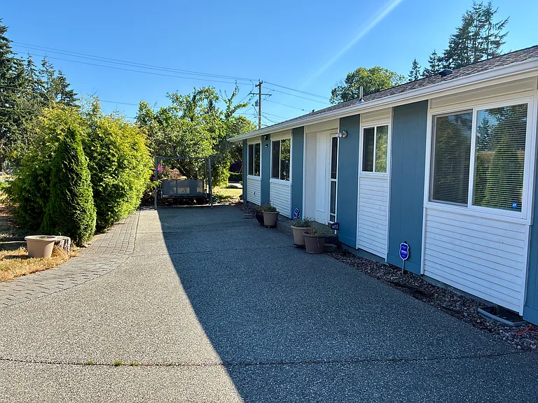 1302 Pine Ave — Photo 2