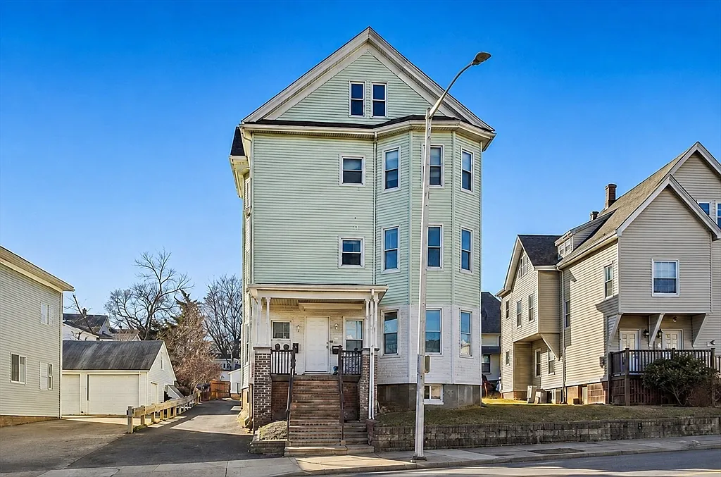 3 bed, 1.0 bath, 1445 sqft, $2,800 — Photo 1