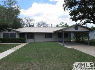 314 W Colonial Pkwy, Devine, TX 78016