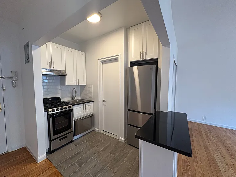 947 1st Ave #12A — Photo 3