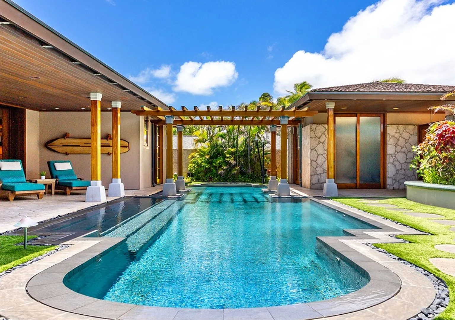 Beachfront Villa with Private Pool & Gym — Photo 1