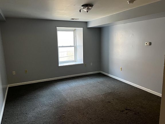 4th image of 200 E King St #10998837