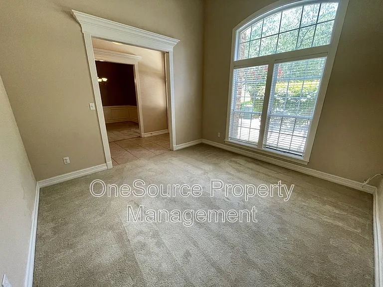 979 Watersview Dr — Photo 4