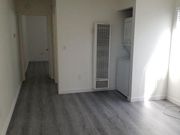 3rd image of 914 W 85th St APT 5