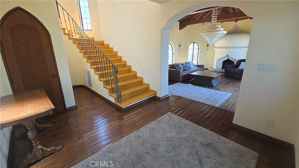 4 bed, 3998 sqft, $17,500 — Photo 2