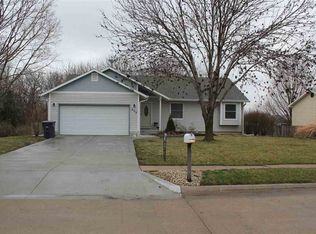 833 Davis Dr, Manhattan, KS 66502