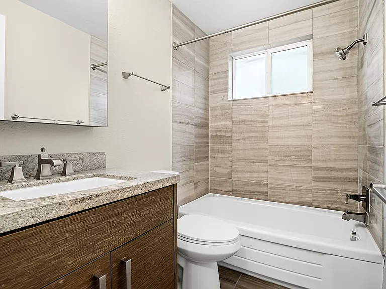 1202 Logan — Photo 15