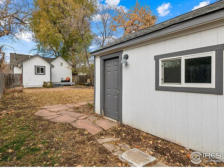 324 N Loomis Ave — Photo 2