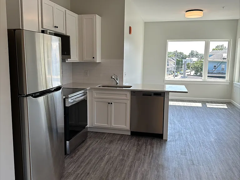 135 Waterman Ave #25 — Photo 4