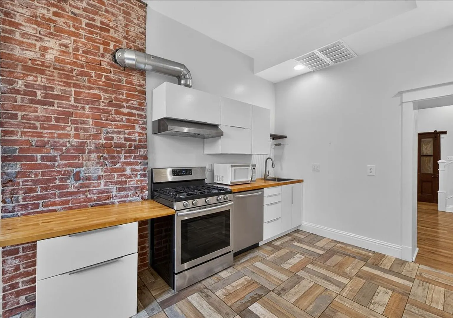 Live in the heart of Cherokee Street! — Photo 1