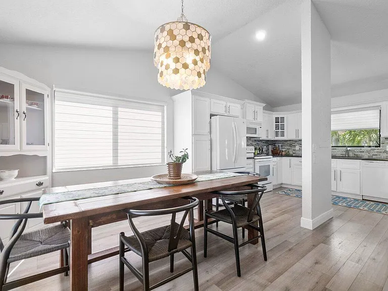 6085 Robinson St — Photo 15