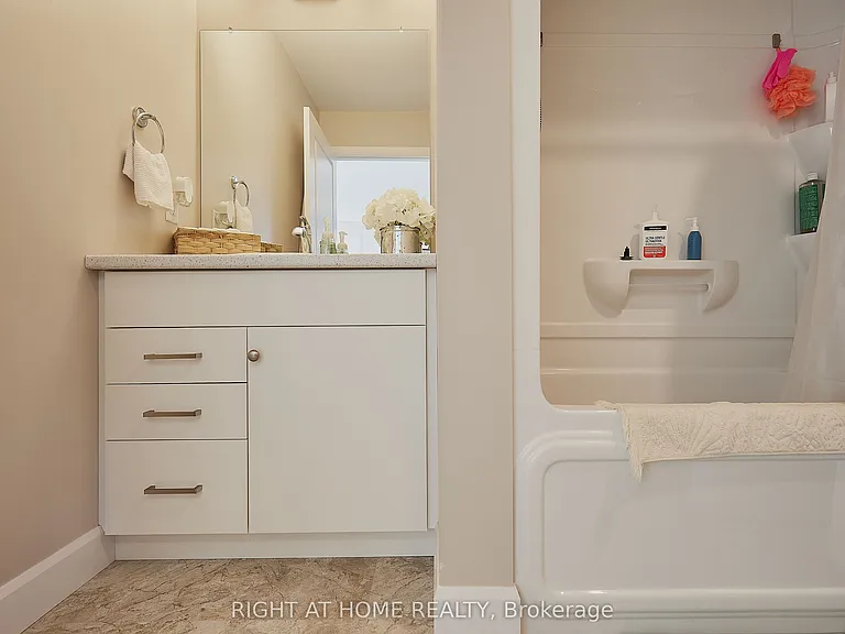42 Moonstone Cres — Photo 20