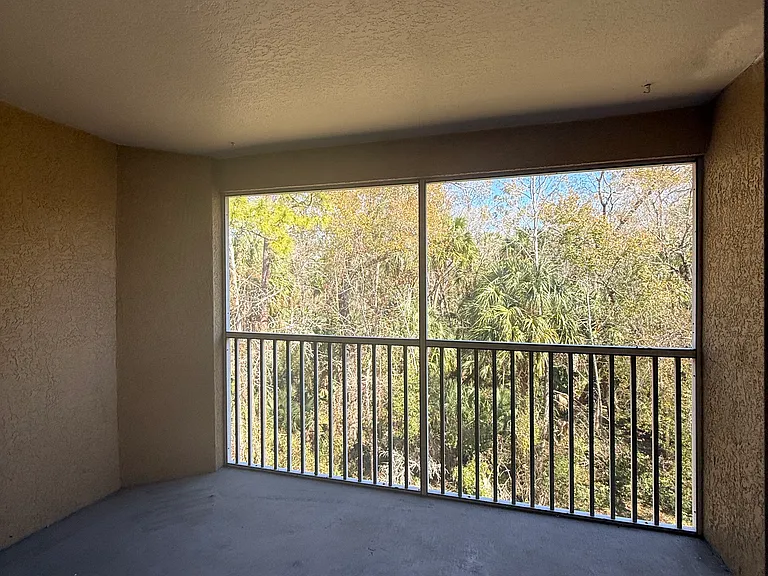 Balcony (no backyard neighbors)