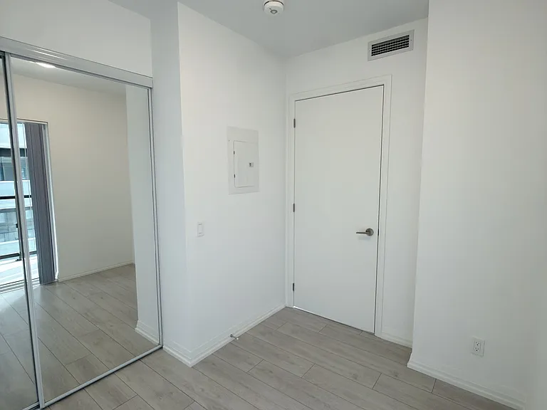 400 King St W #1122 — Photo 18
