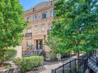 68 Carr St #8, Toronto, ON M5T 1B7