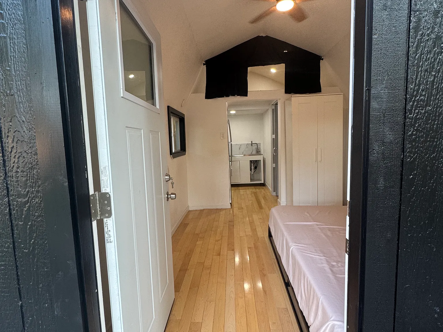 Studio, 350 sqft, $1,050 — Photo 2
