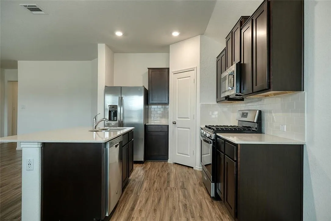 3 bed, 2.0 bath, 1690 sqft, $2,100 — Photo 4