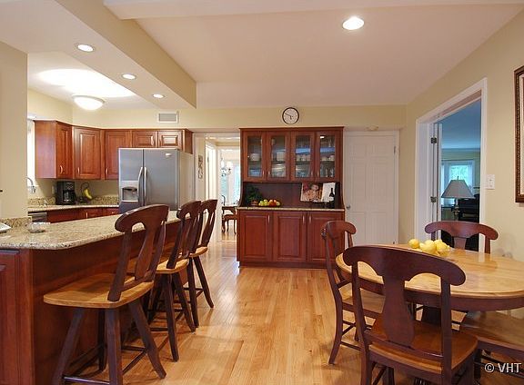 4th image of 793 N Forest Ave