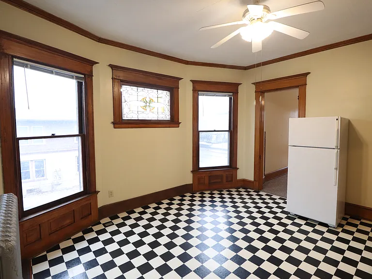 Beautiful and Unique Victorian Apartment Building — Photo 12